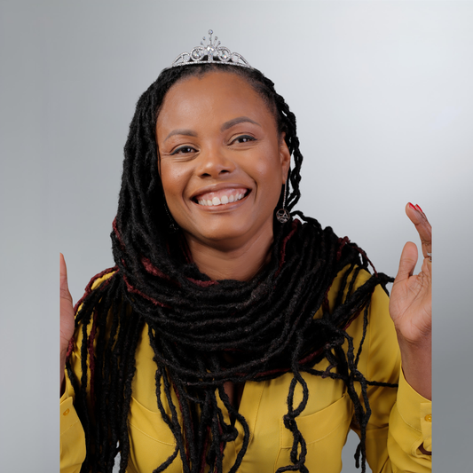 Femme souriante avec des Locks naturelles illustrant un entretien quotidien sain et soigné des Locks