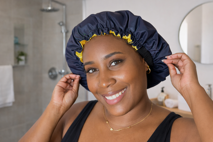 Femme portant un bonnet de douche pour protéger ses Locks