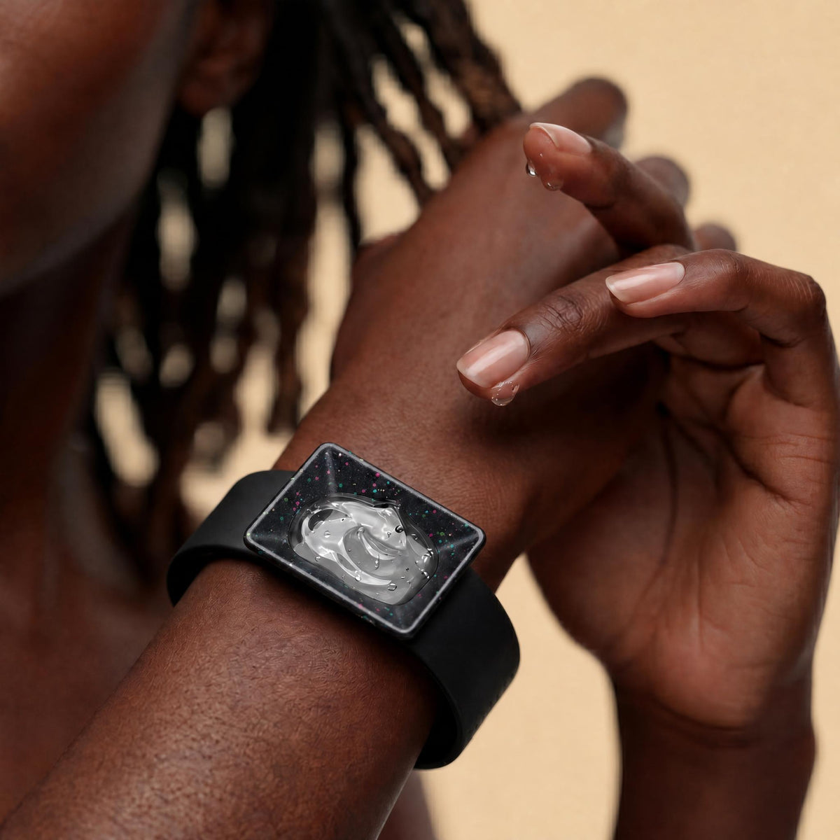 Gel appliqué dans le bracelet Pro-Stylist porté au poignet