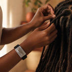 Pinces à Locks rangées dans un bracelet Pro-Stylist porté au poignet