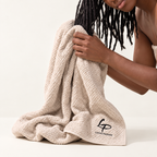 Locks enroulées dans une serviette microfibre après le lavage