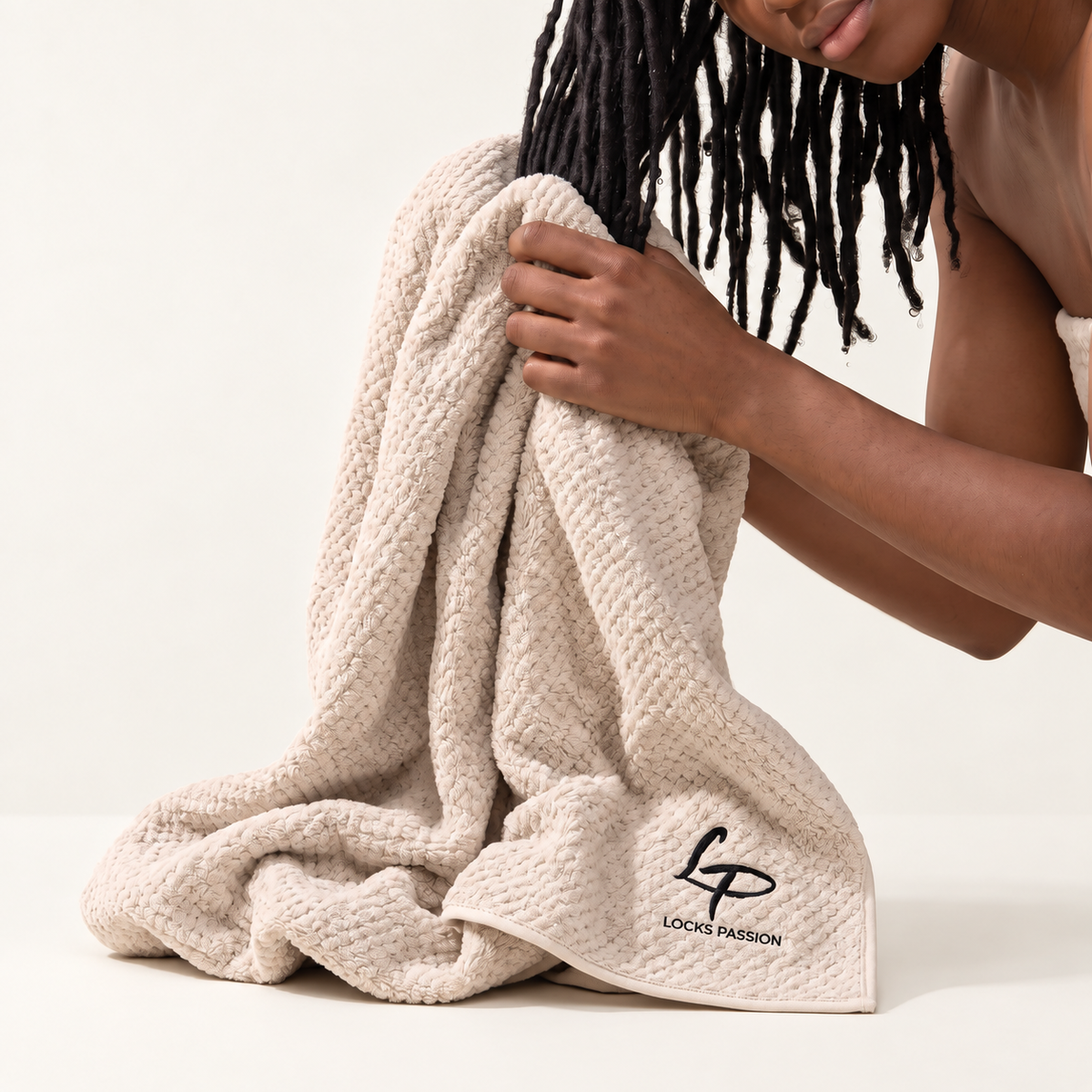 Locks enroulées dans une serviette microfibre après le lavage