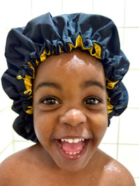 Enfant portant un bonnet en satin bleu et jaune pour les Locks