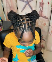 Enfant coiffé de tresses vanilles