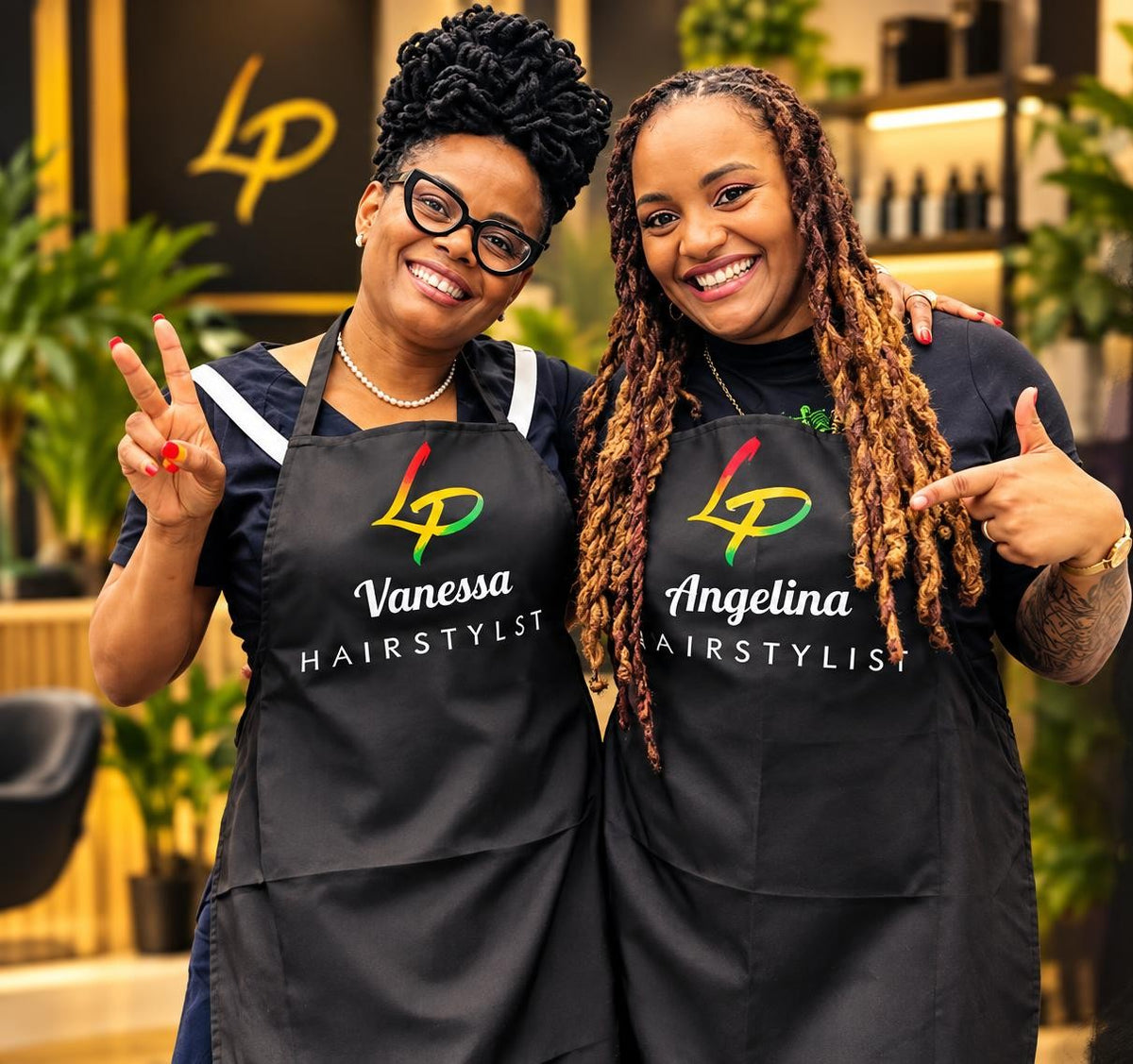Vanessa et Angelina en tablier Locks Passion posant dans leur salon de coiffure