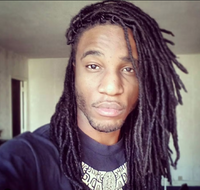 Selfie d'un homme aux cheveux longs en Locks, cliente Locks Passion