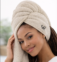 Femme avec une serviette turban Locks Passion enroulée sur ses cheveux