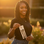 Femme utilisant le coupe-élastique Locks Passion sur ses Locks