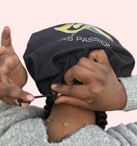 Mains serrant le cordon d'un bonnet sur les Locks