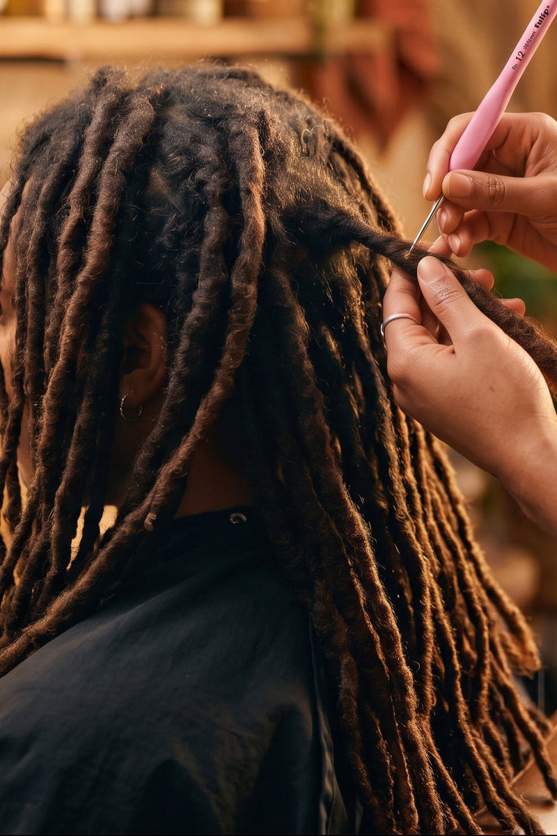 Routine Locks étape 4 : entretenir les racines avec un crochet rose