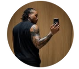 Avatar d'un créateur tatoué qui se prend en photo face au miroir