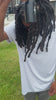 Homme aux Locks utilisant un brumisateur Locks Passion dans un jardin