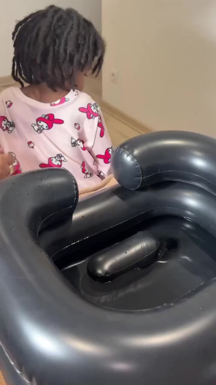 Lavage des cheveux d'un enfant dans un bac gonflable à domicile