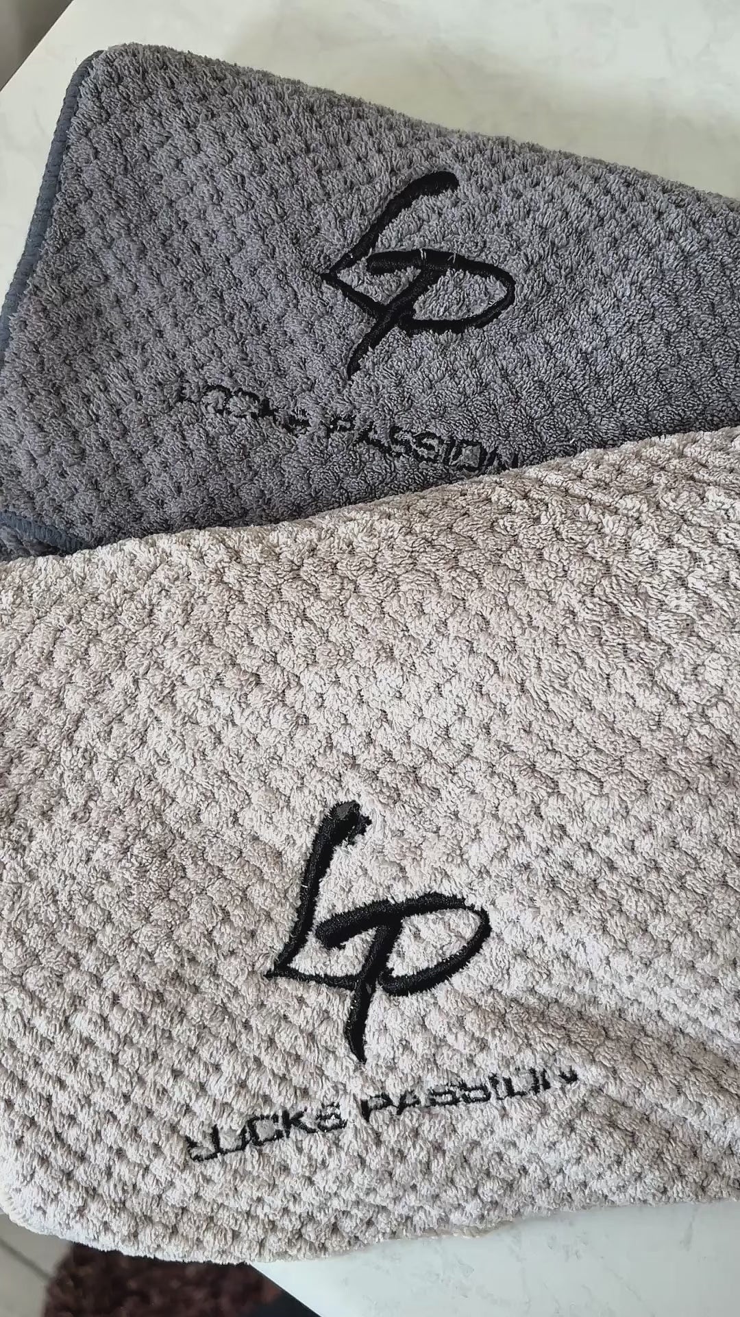 Serviette microfibre grise Locks Passion en gros plan