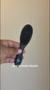 Main tenant une brosse douce pour l'entretien des Locks